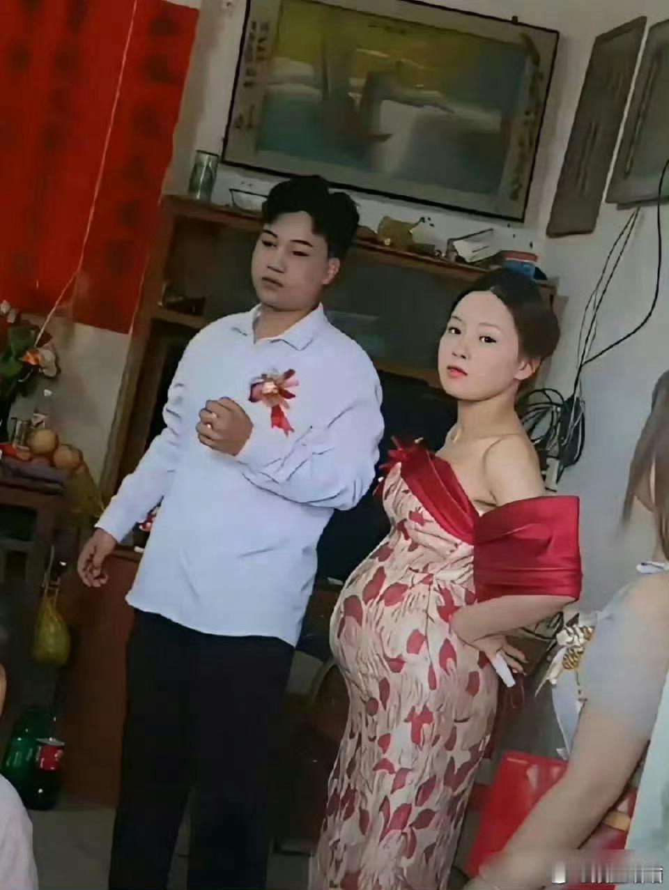 看到新娘新郎，突然觉得社会不仅进步了，而且更宽容了。 ​​​