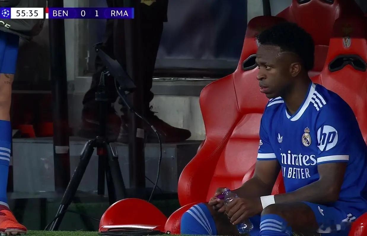 罕见！维尼修斯进球后愤怒罢赛：投诉对手歧视 贴着穆帅耳朵说话北京时间2月18日凌