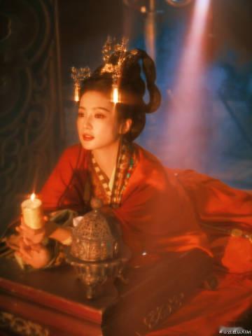 张雅钦古装美成啥了 国风盛典这一身红衣古装真的好美～素雅红裙衬得眉眼如画，裙摆轻