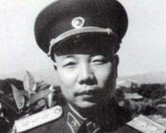 1938年，由于特务告密，肖华司令暴露在了鬼子的视线当中。就在这个时候，一旁的常