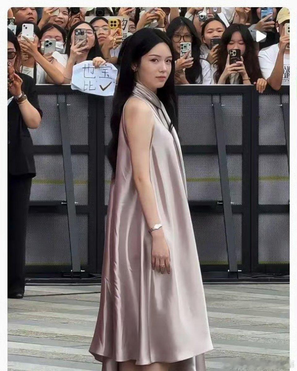 周也是被时尚圈抛弃了吗，资源差到如此地步 