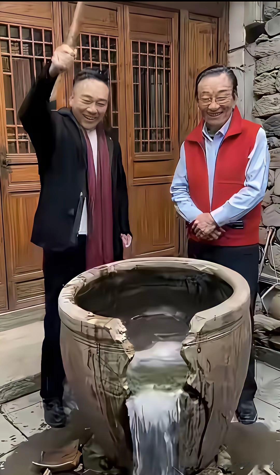 这画面挺有内涵，这是学习司马光砸缸，不过司马光砸缸可是小孩儿干的事儿，这么大岁数