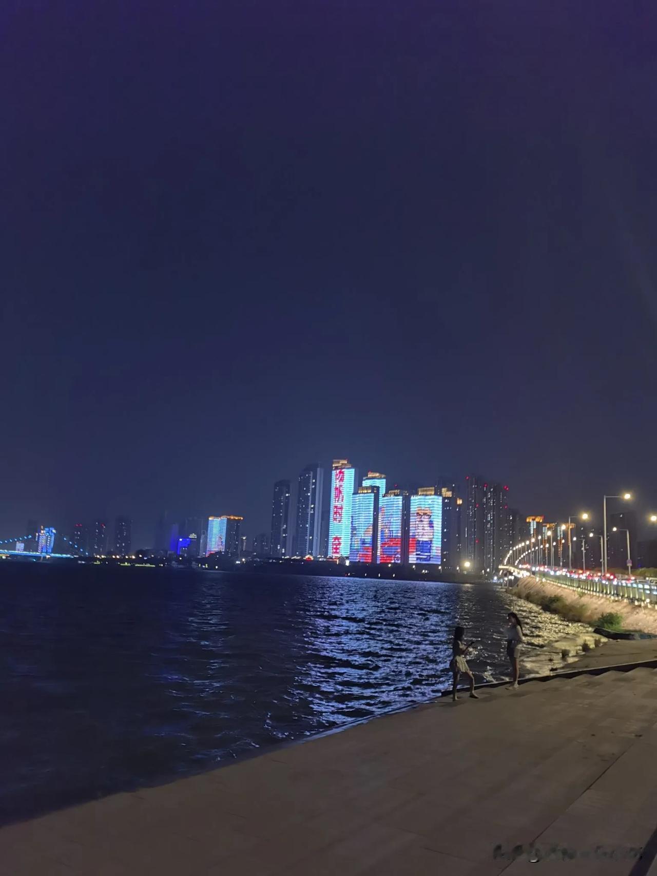 前两天发癫，沿着一座汉江边的桥走了一圈，累的在江边坐了好久好久，被眼前的夜景惊艳