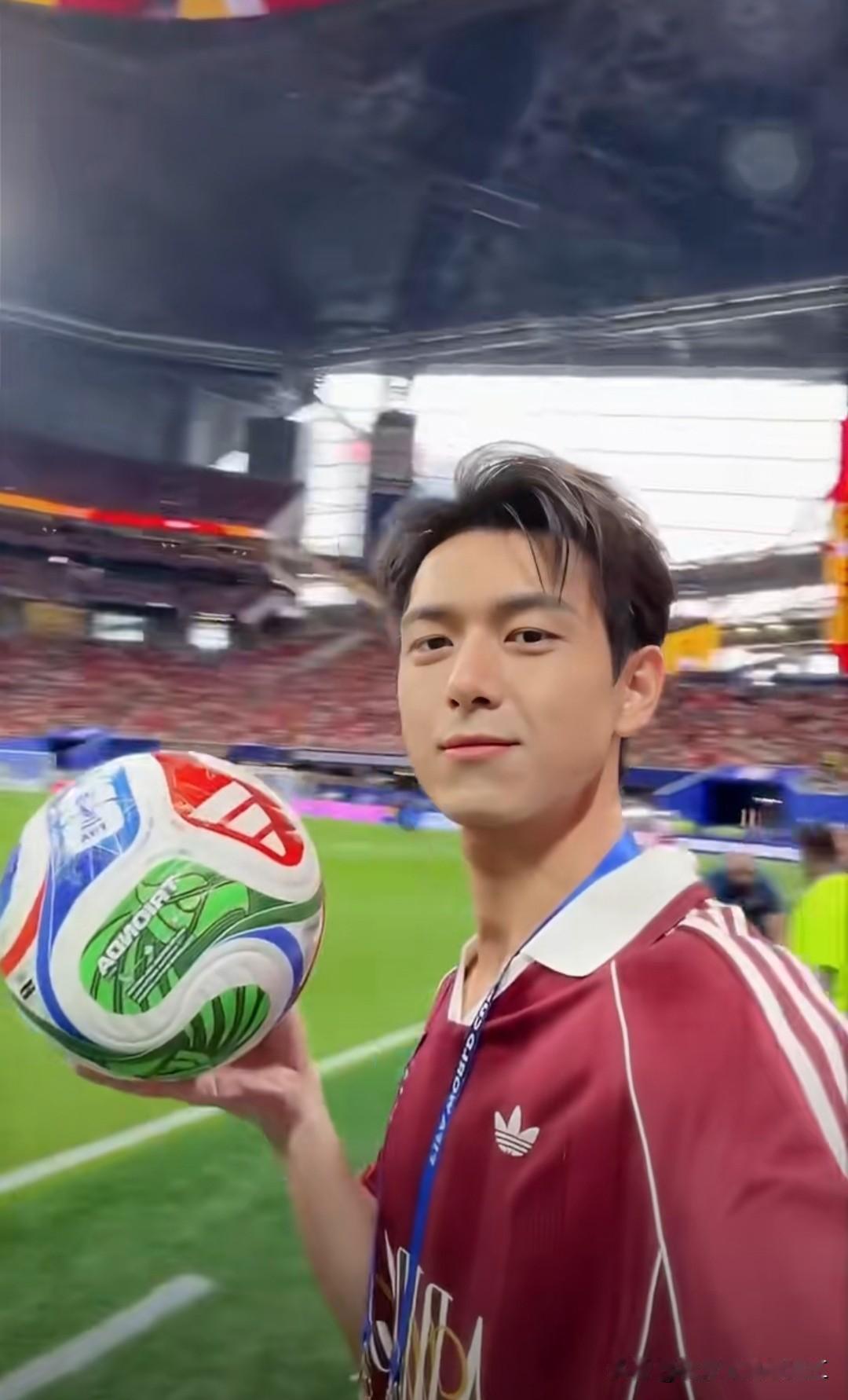 中国男演员李现为世界杯比赛开球，中国参加世界杯的方式总是这么让人意外