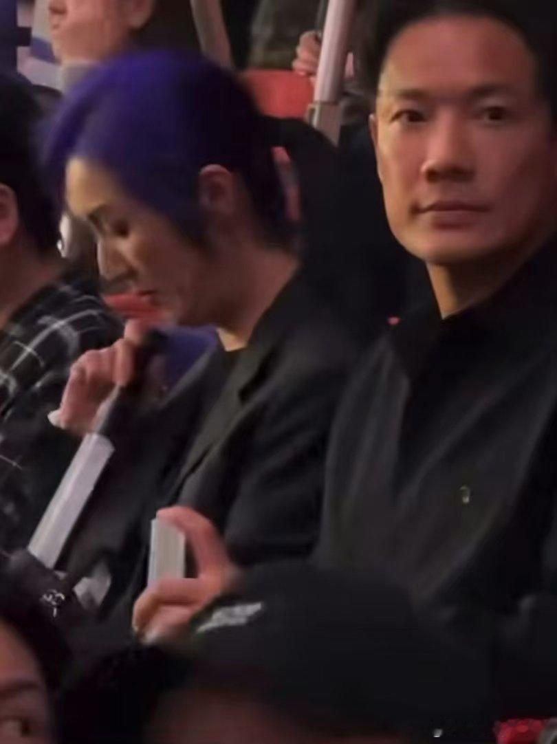 杨千嬅把荧光棒往包里塞杨千嬅把荧光棒往包里塞  你女鹅怎么每次都是搞笑出圈 