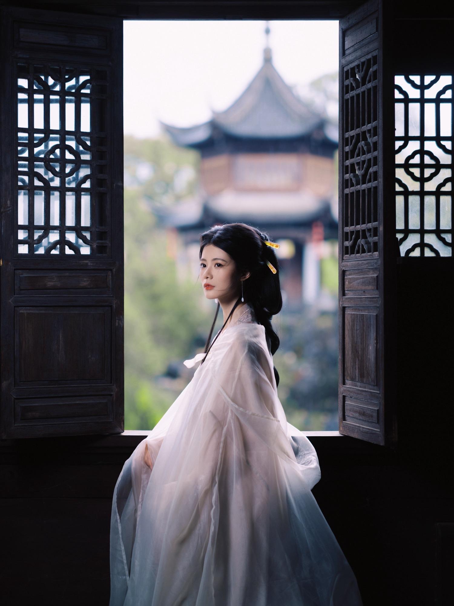 在婺源拍的清冷感汉服。拍摄地点：婺源熹园景区 时间：3.23 相机：富...