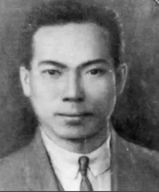 陈延年被押赴刑场，刽子手喝令他跪下，他不跪。刽子手松手挥刀时，陈延年一跃而起，刽
