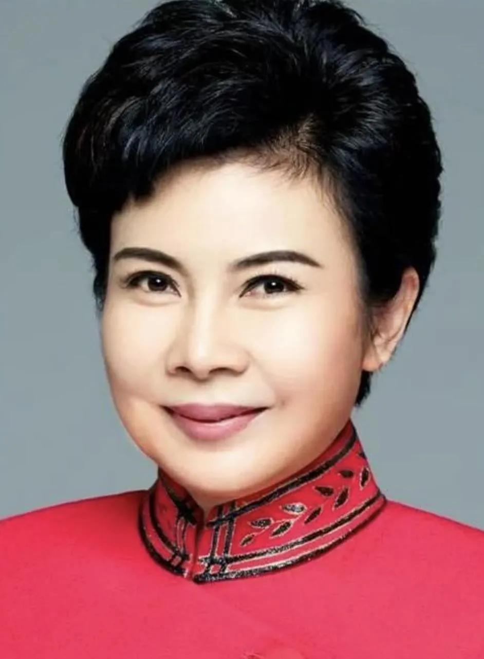阚丽君，中国首位真正意义上的主持人，曾三登春晚却遭职场排挤，事业受挫。她对伴侣要