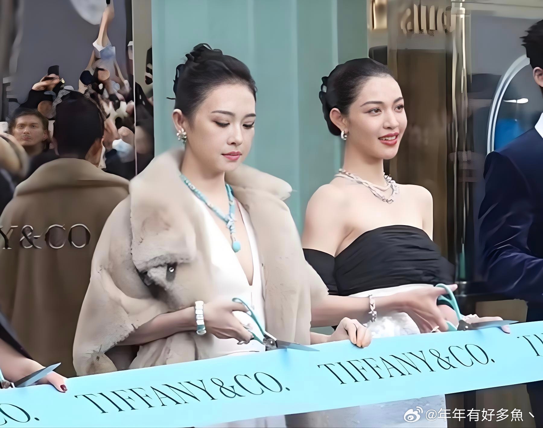 她为啥总是板着一张脸啊？是因为被旁边的钟楚曦艳压了吗！ 