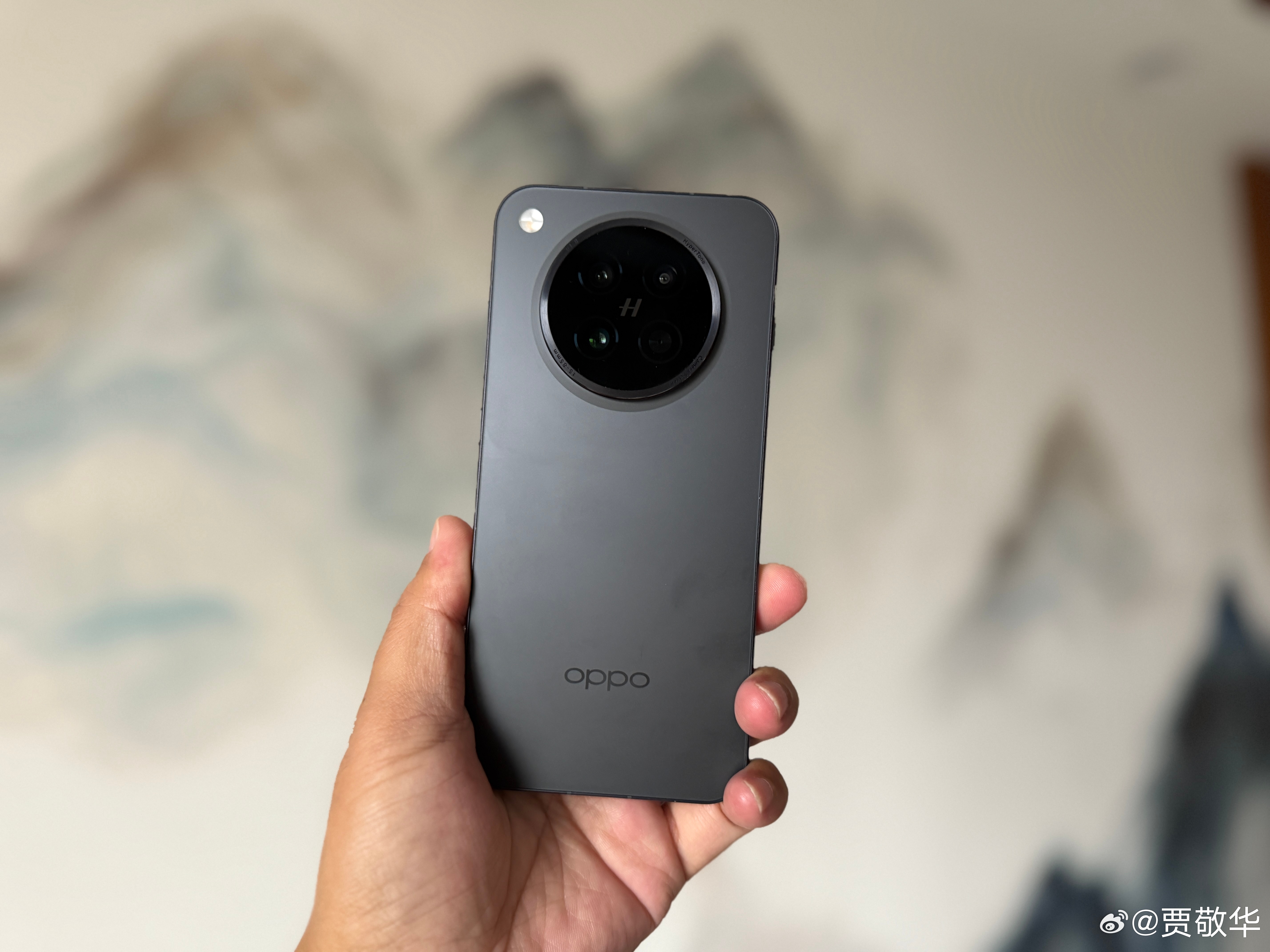 这两天在用小屏手机，也就是OPPO Find X8s，续航、拍照都很好。只是，刚