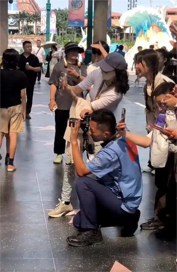 偶遇章子怡带儿子女儿逛环球影城，她宠溺地帮俩孩子拍照，但为了不被晒黑也是拼了 ​