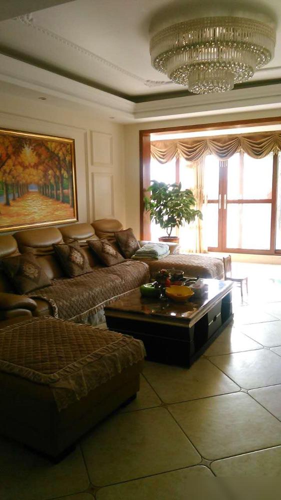 十年前拒借的那十几万，成了如今进不去的门。

当年买房缺钱，亲生父母捂紧了给小儿