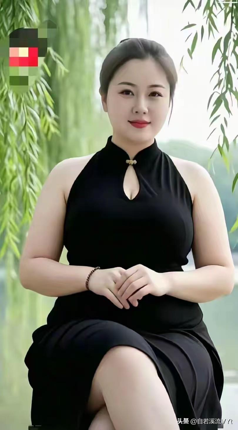 清平乐·柳边韵
 
垂杨轻曳，碧水笼烟翠。
一袭旗袍凝静气，浅笑温柔藏味。
纤手