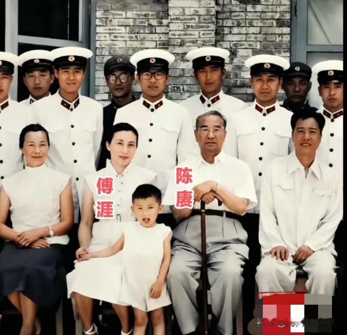 1960年6月，陈赓大将最后一次在太原考察，与海军学员及家属等的留影。因为当时身