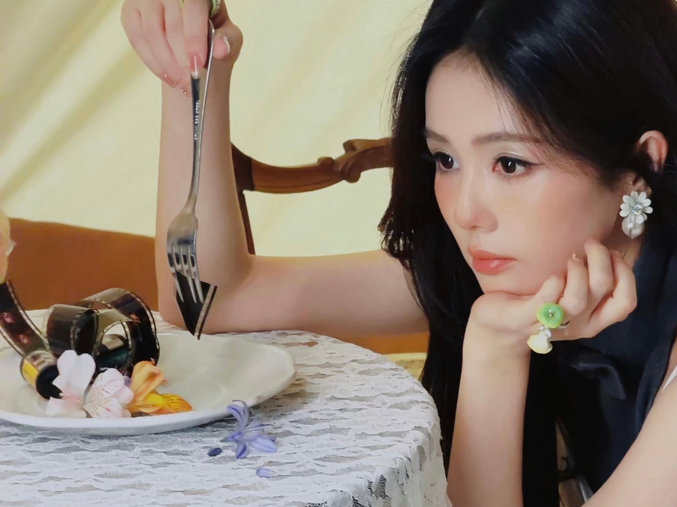 盘子里和梦妍手里拿的都是·底片·这首歌 ​​​