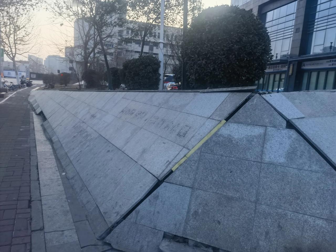 从图片上就能看出，这工程就没有冲着百年去的，本以为里面不是石头至少是砖头实心的吧