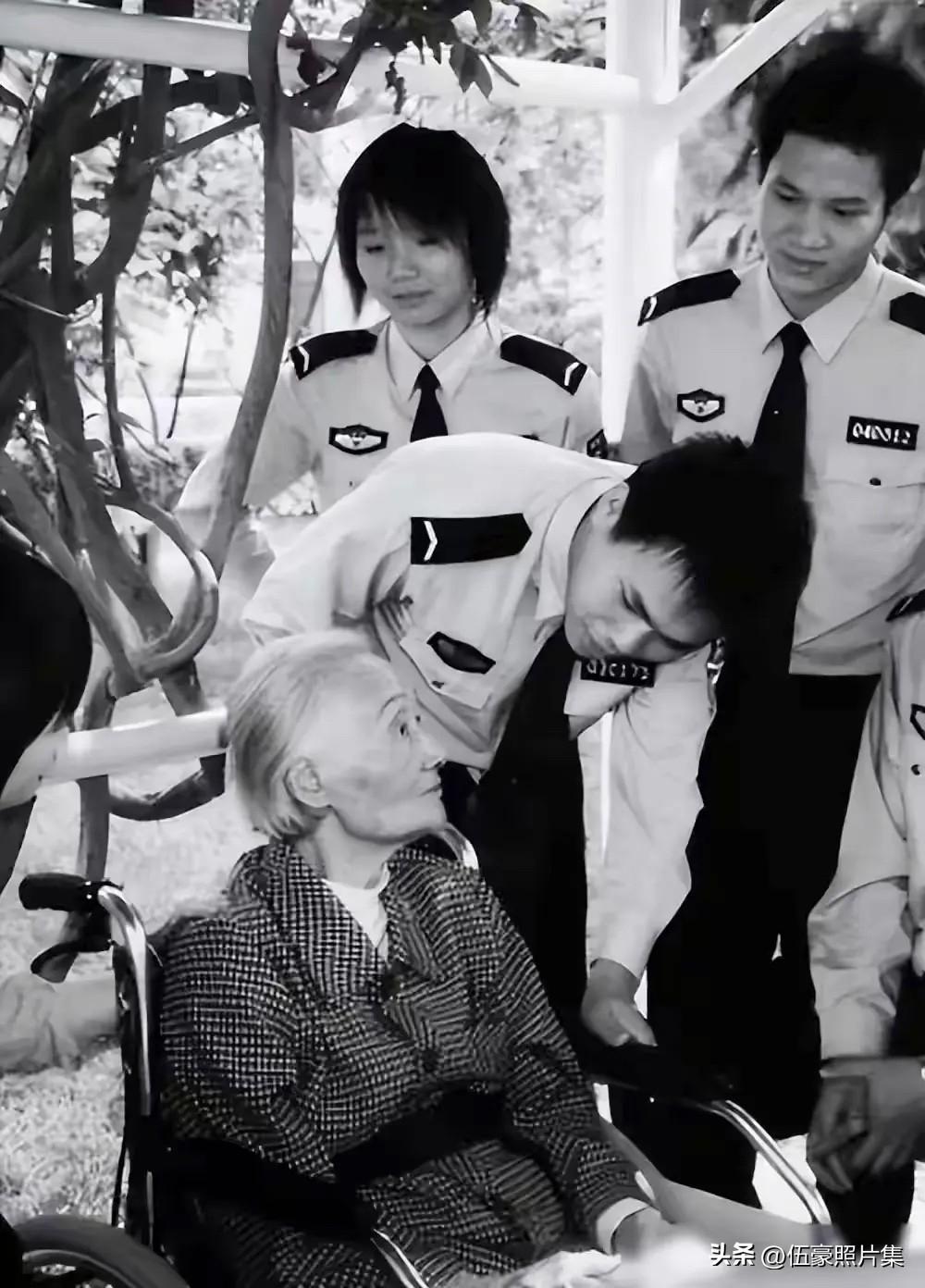 一张原中国人民公安学院副院长谢飞（左坐轮椅者）和前来看望的公安学院学生们在一起的