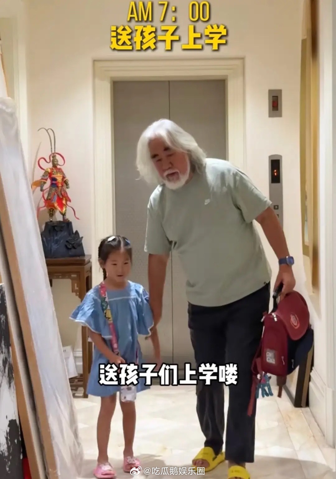 74岁张纪中独自带娃，用剩饭煮青菜粥凑合吃饭，家中不见保姆！ ​​​
