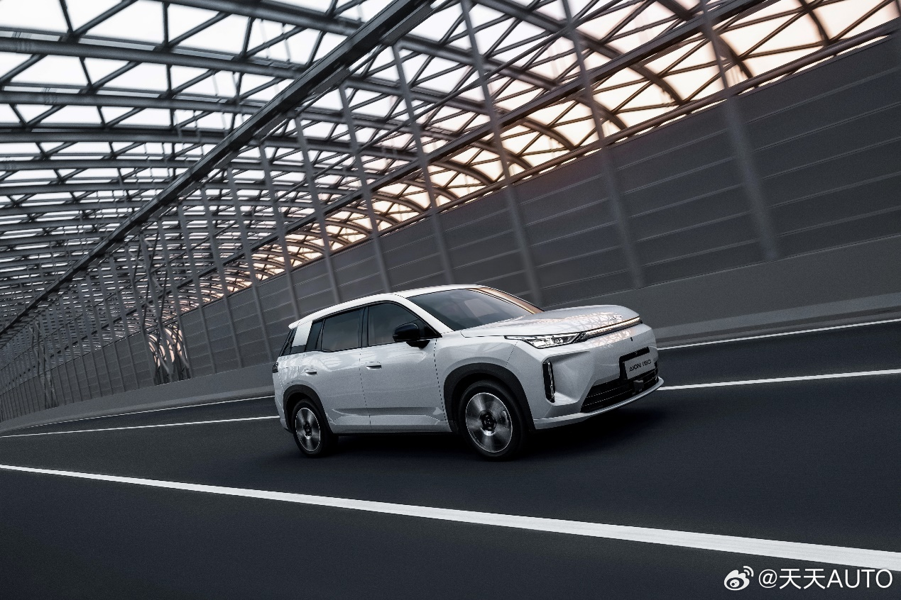 210km大电池增程杀入10万级！埃安i60终结油电之争！新华AUTO：3月2日