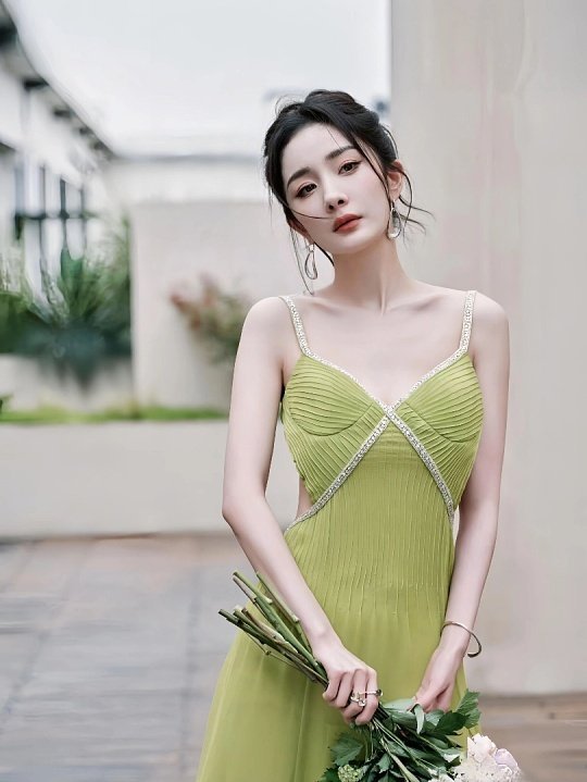 杨幂歪头这一下好萌啊很难不被杨幂这个歪头动作可爱到，恰到好处的角度衬得五官更精致