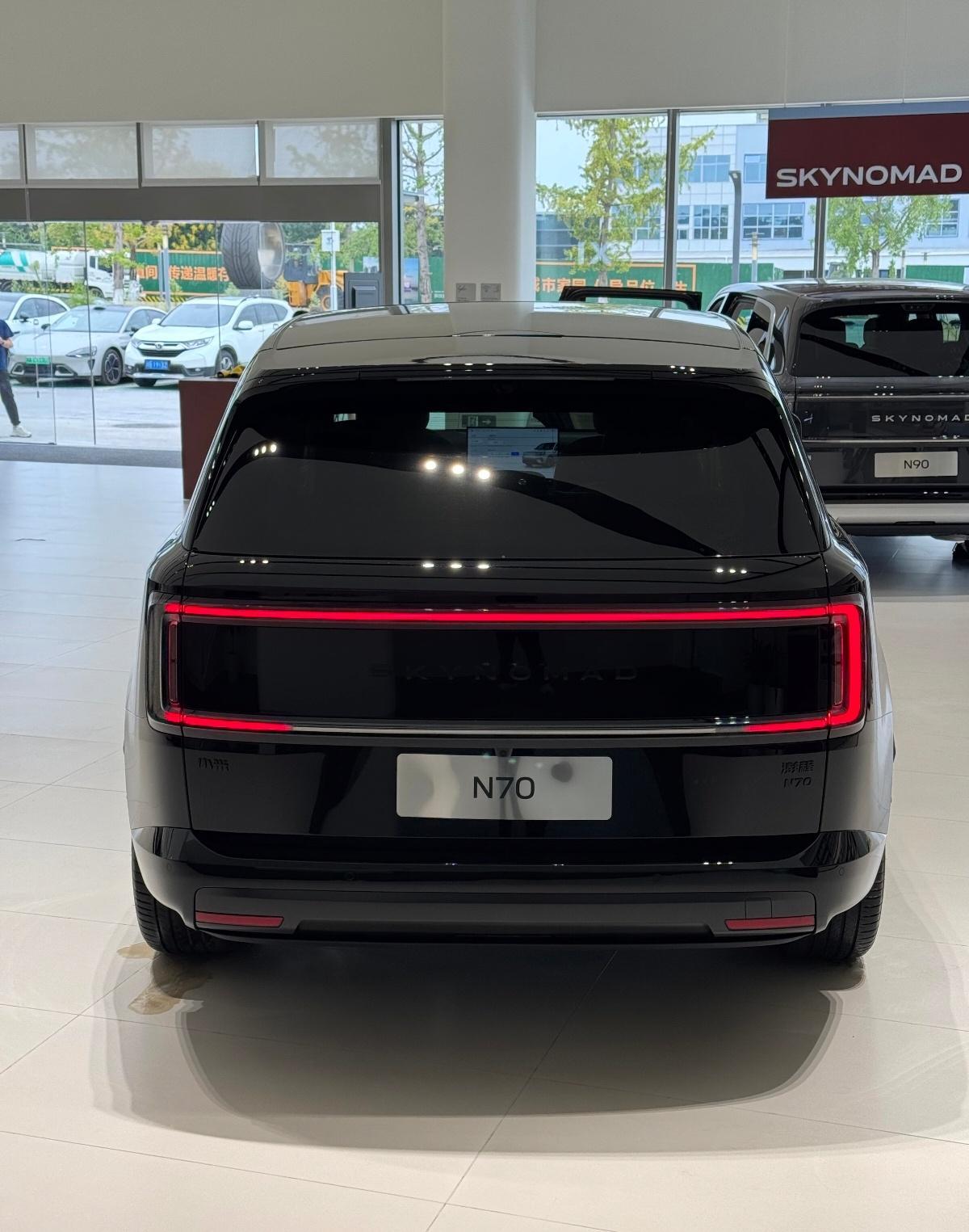 其实已经有不少小米汽车门店的澎程展车是“黑武士套装”，去门店看过的朋友们肯定第一