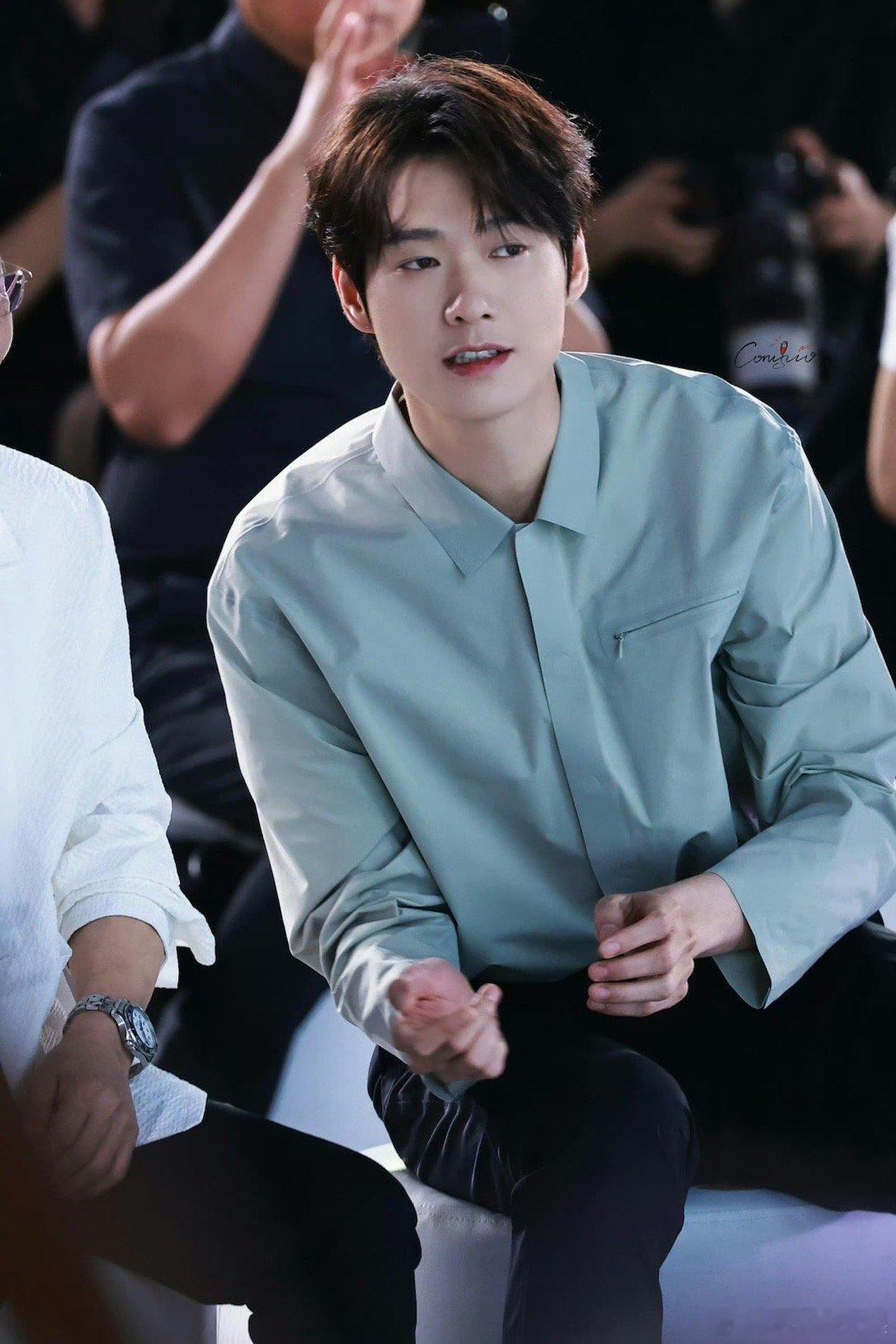 #魏大勋[超话]# 魏大勋这个表情简直是可爱到犯规了，对他我是完全没有抗拒的能力