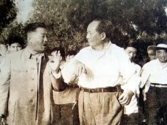 今天是贺龙元帅诞辰130周年。这是毛主席与贺龙元帅一起的珍贵合影。照片1中，毛主