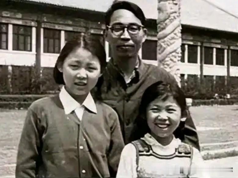李泽清是作家李翊云的父亲，深耕核物理领域的科研工作者，属于高级知识分子。他气质儒