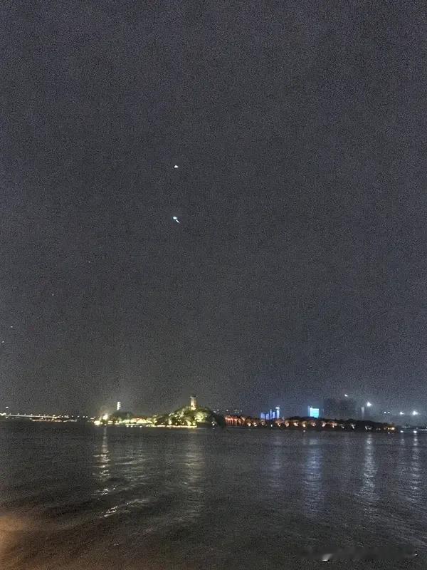 看到“轻舟荡破一湖月”这个上联，真的眼前浮现出一幅绝美画面，一叶轻舟在湖面悠悠前