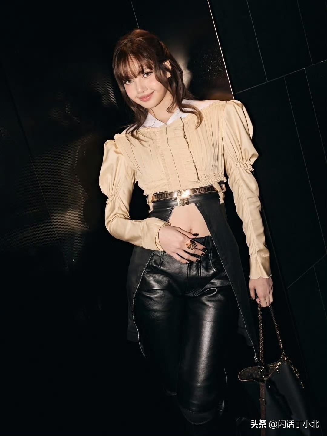 Lisa“暗黑公主”造型引爆巴黎时装周！
 
毫无疑问，lisa黑色皮裤的词条再