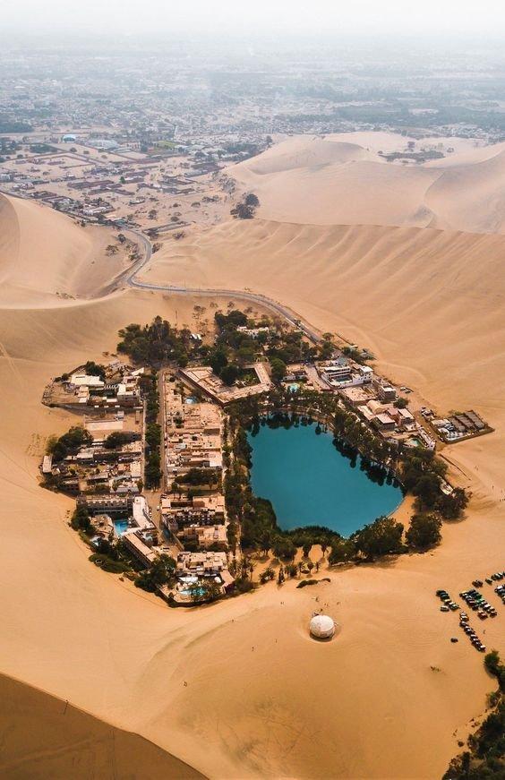 瓦卡奇纳（Huacachina）是一个围绕着一片小型绿洲而建的村庄——这片绿洲是