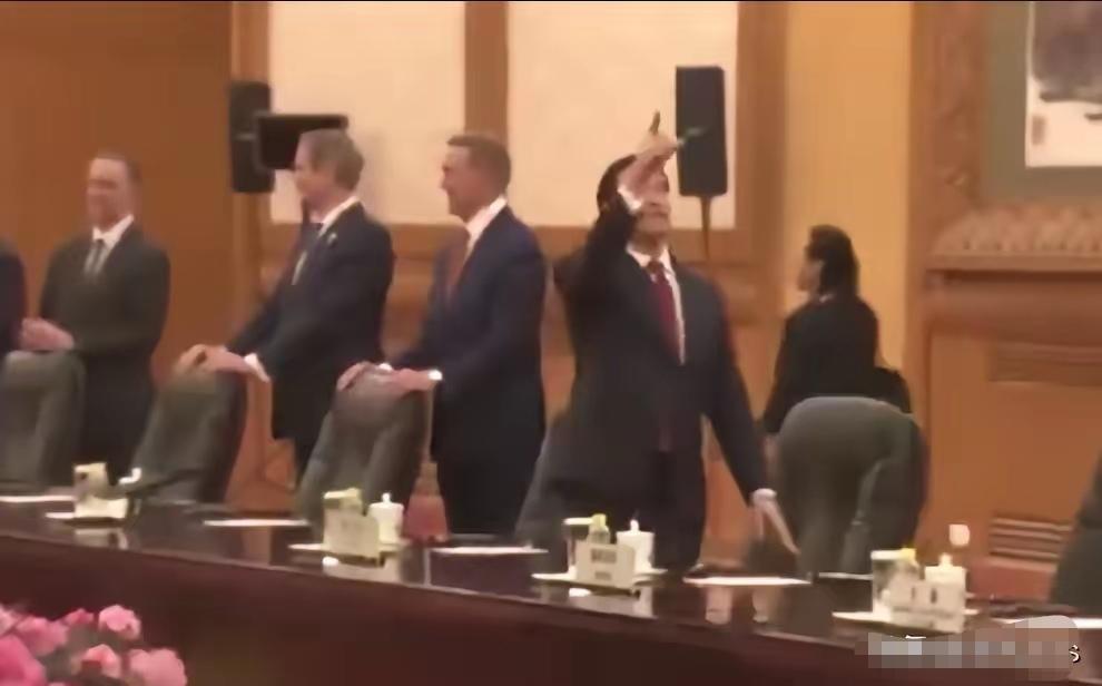 鲁比奥对人民大会堂竖起大拇指赞叹不已。这次美国总统特朗普访问中国随行人员中，受思
