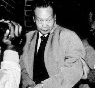 1985年的美国联邦监狱，63岁的金无怠用一个普通塑料袋套住了自己的头。

狱警