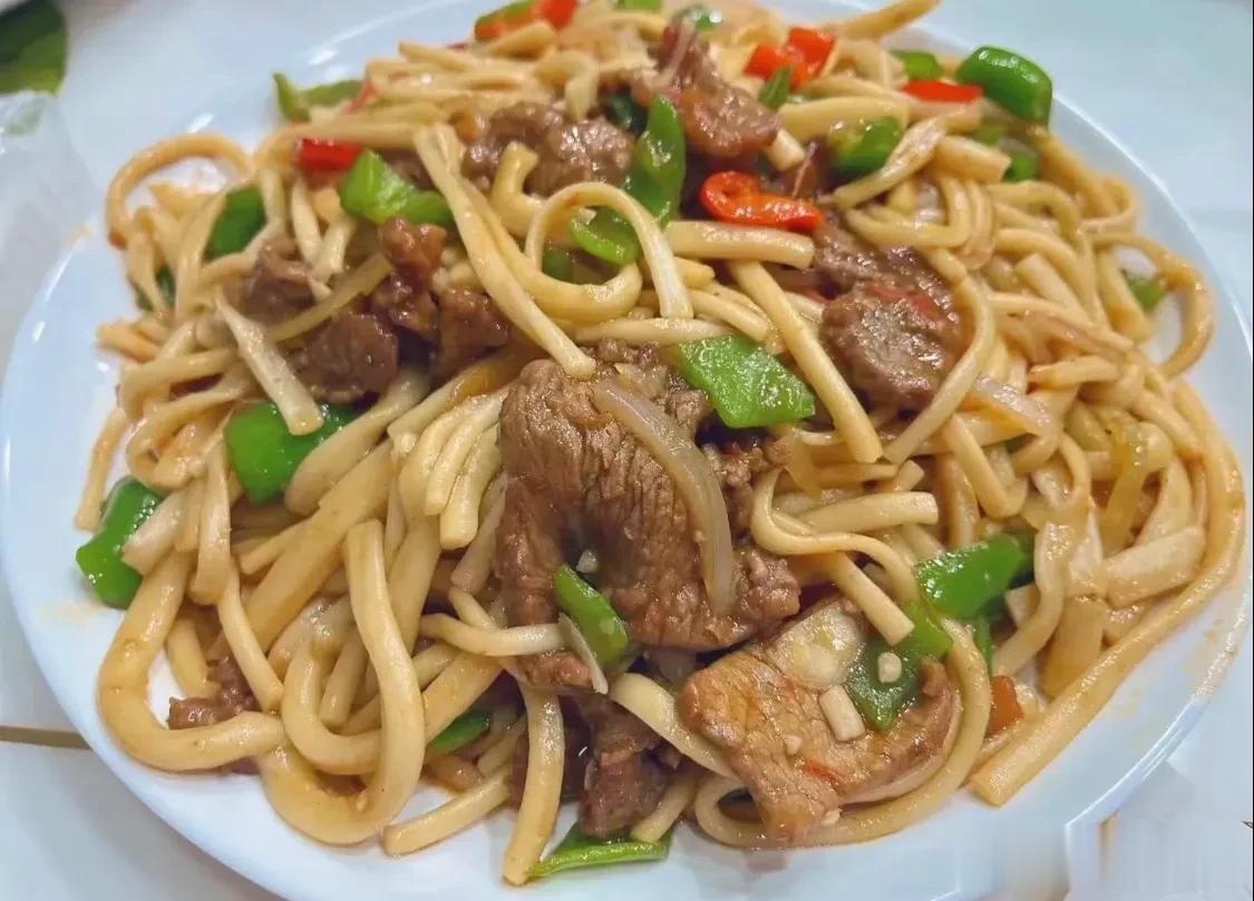 #乌鲁木齐头条# 马忠海过油肉炒面，人太多了，老店店外等，新店店里等，味道很赞，