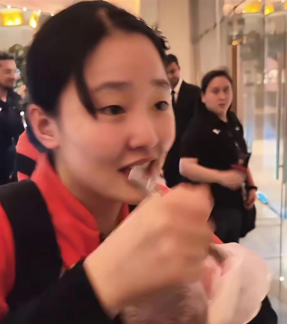 现在国内不少球友越来越喜欢张本美和了，
特别是这次听说生病了，还咬牙坚持打完赛事