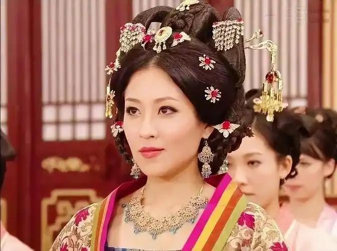 太子与公主合谋请巫婆诅咒皇帝，结果皇帝没咒死，公主却先被咒死 

古代皇室里，权