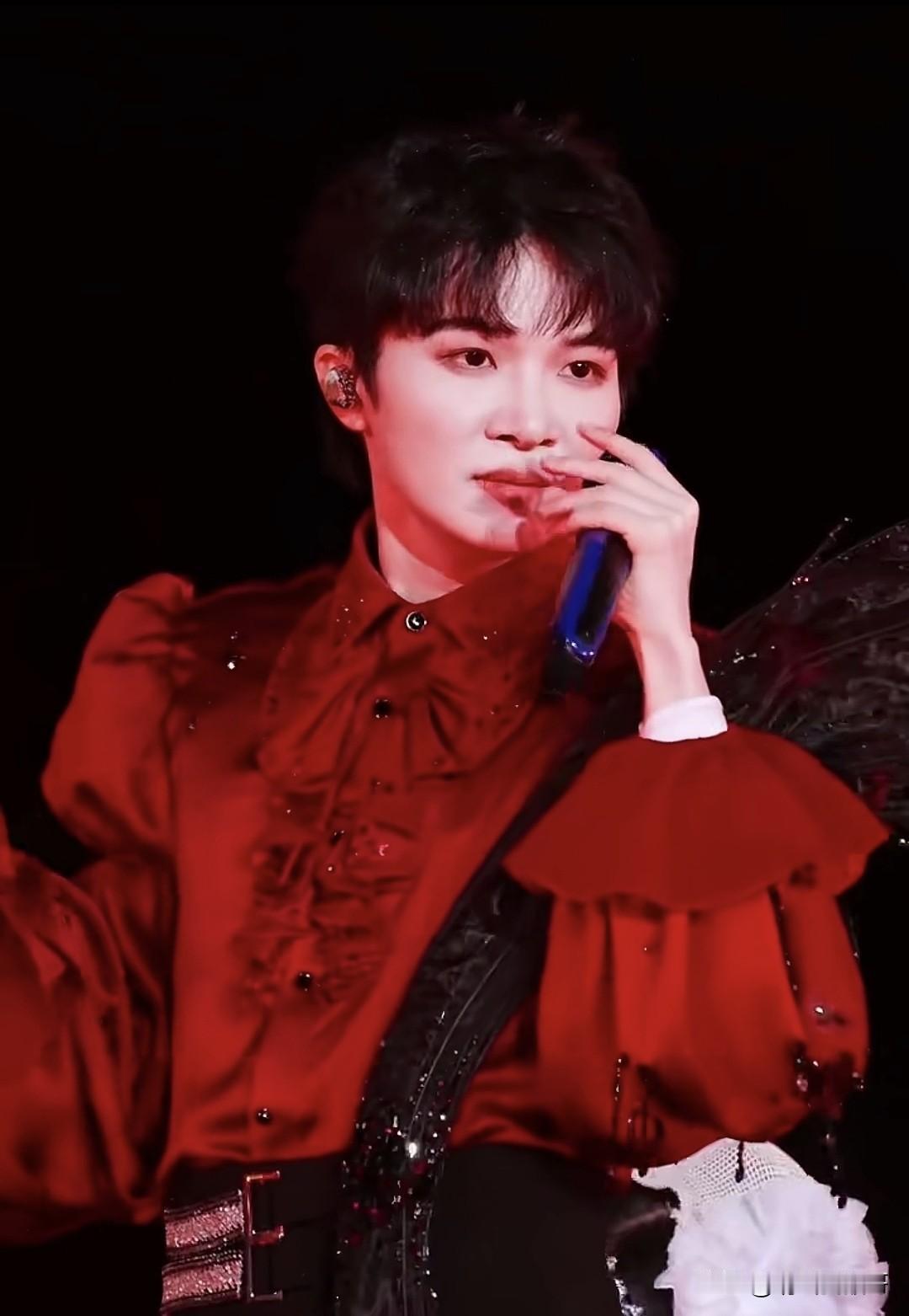 我很喜欢他的歌，但我不喜欢他的人，无他，装扮太阴柔了。如果是小品、戏曲，男女边界