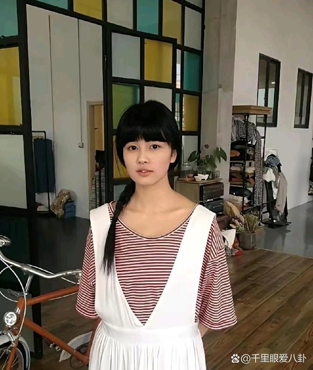 白鹿刚出道时，长相就是很邻家、很普通的样子，没什么特别惊艳的地方 