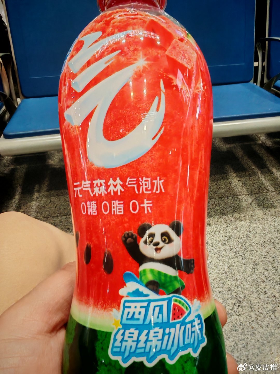 终于有一款西瓜味的饮品了，元气森林西瓜绵绵冰味气泡水真的超好喝！科技先锋官
