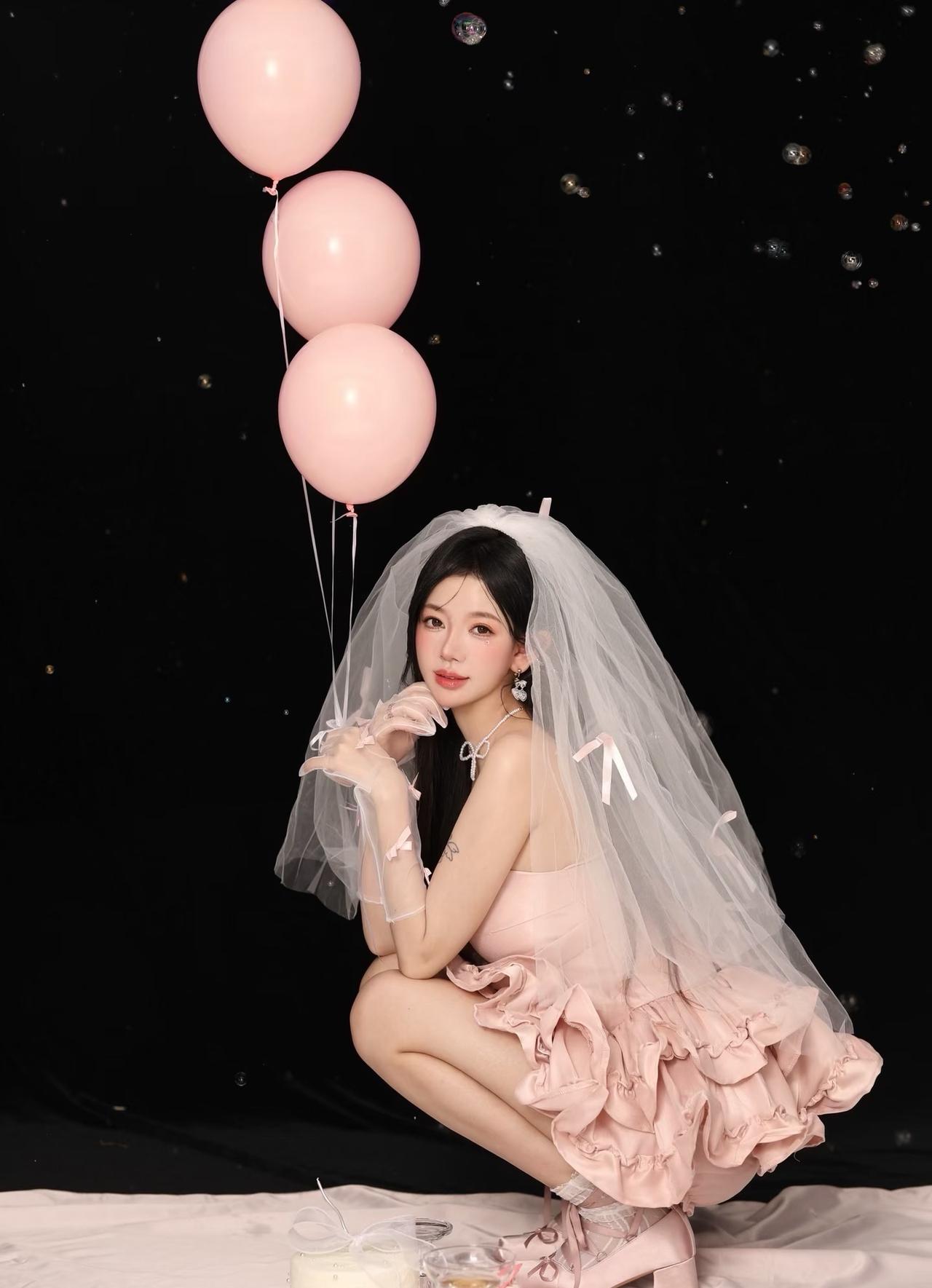终于拍了这组“干干净净的粉色生日”写真！🎀 妆造主打“蜜桃甜心”——粉嫩桃花眼