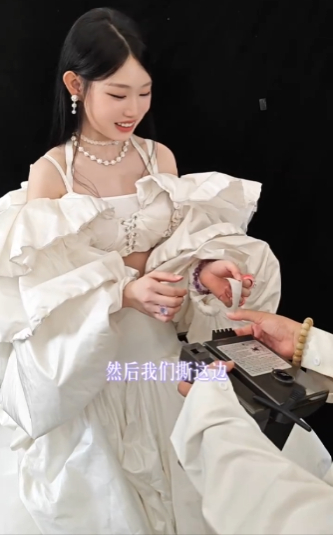 沈佳润撕拉片也是美美sunday看着沈佳润在镜头前自由展现自己，心情也跟着好了起