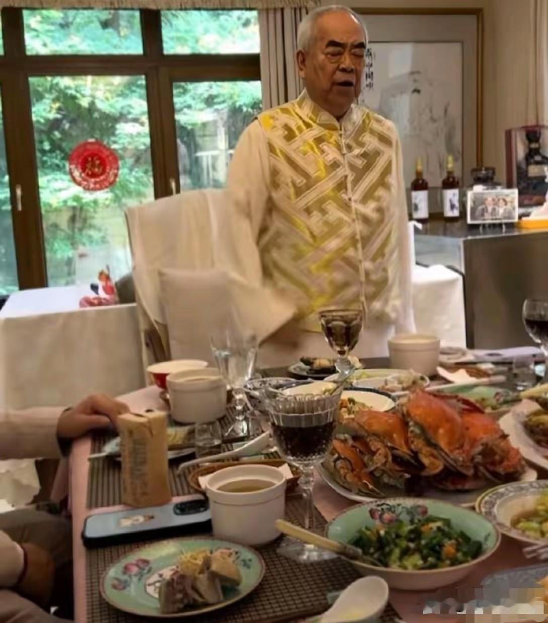 一身雅致中式锦衫，满桌佳肴相伴。书画大家范曾在宴席间朗声吟诵，虽已是耄耋之年，依