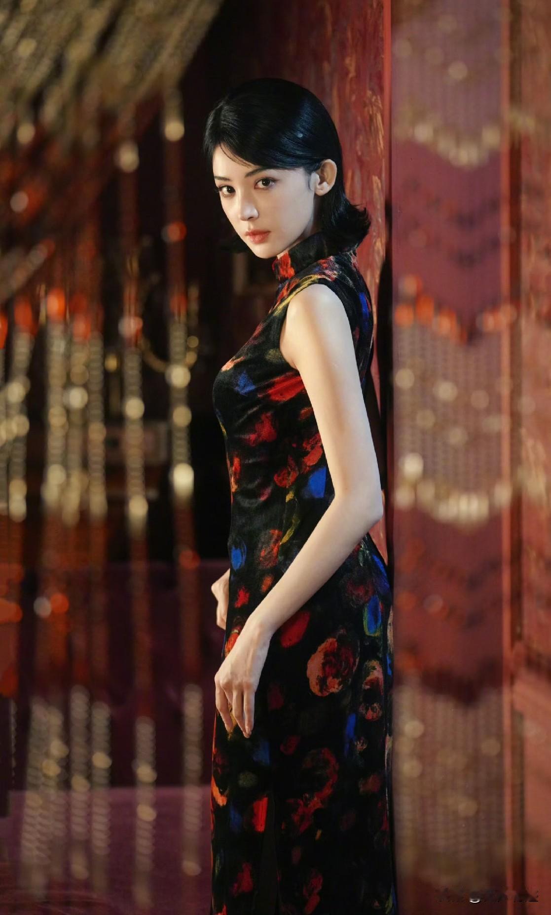 花瓶的首要责任就是负责美，谁在乎她有没有内涵呢？人有时就是这么肤浅，美丽妖娆的皮