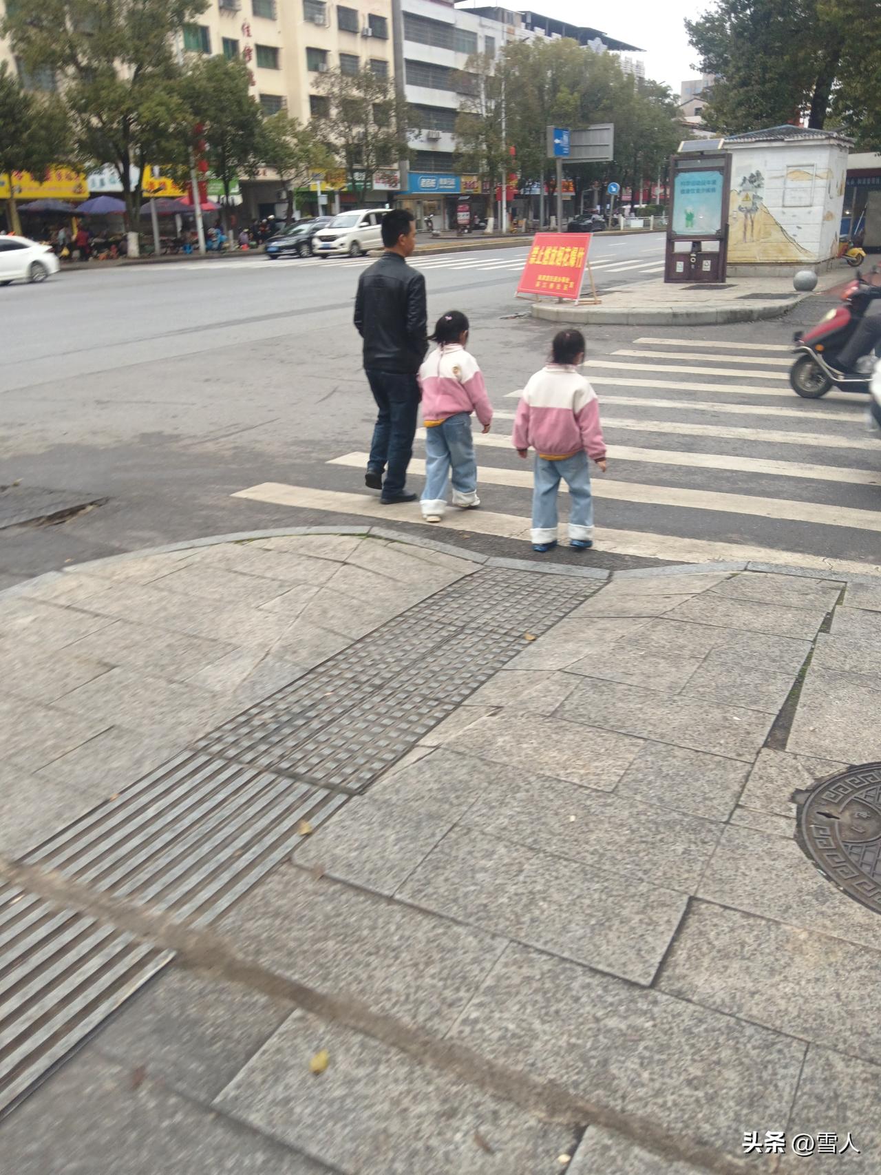 中小学校门口应划为禁烟区吗接学生遇见二手烟区，笔首个人看法：中小学校门口理应划为