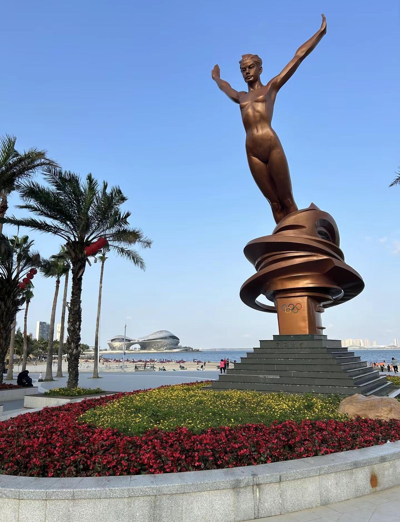 金沙湾观海，跳水冠军全红婵雕像