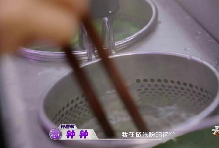 纯手工柳州米粉原来柳州米粉是用手磨米浆做成的 柳州米粉纯手工制作，手磨米浆是关键