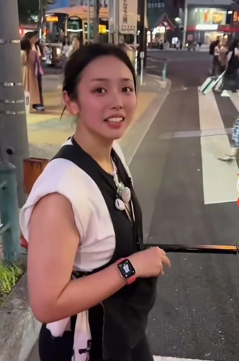 日本东京街头，拉人力车的漂亮女孩，
她热情大方，脸上洋溢着真诚的微笑，看着就令人