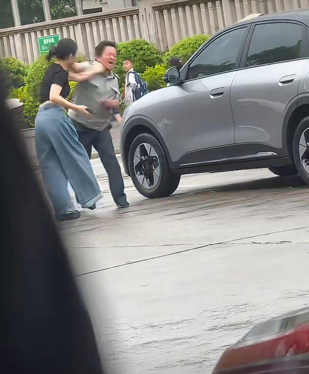 保安掌掴踹自己女子是防卫还是互殴女子下车就踢了保安一脚，保安一点都没惯着，回身就