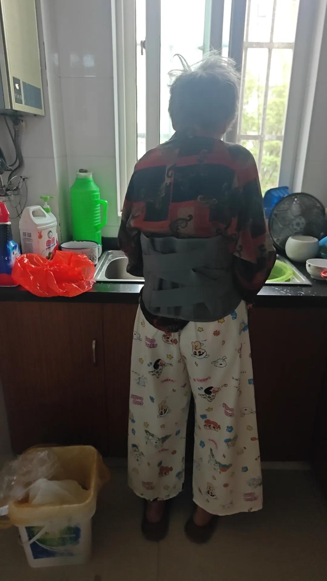 骨折后，我妈躺了一个半月，利落的短发乱蓬蓬像茅草。她不敢弯腰，不敢下楼，苦恼她杂