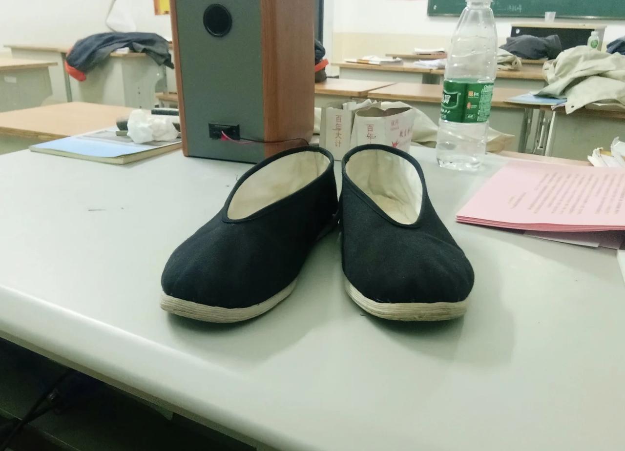 赤脚穿呢
圆口布鞋 布鞋千层底 布鞋